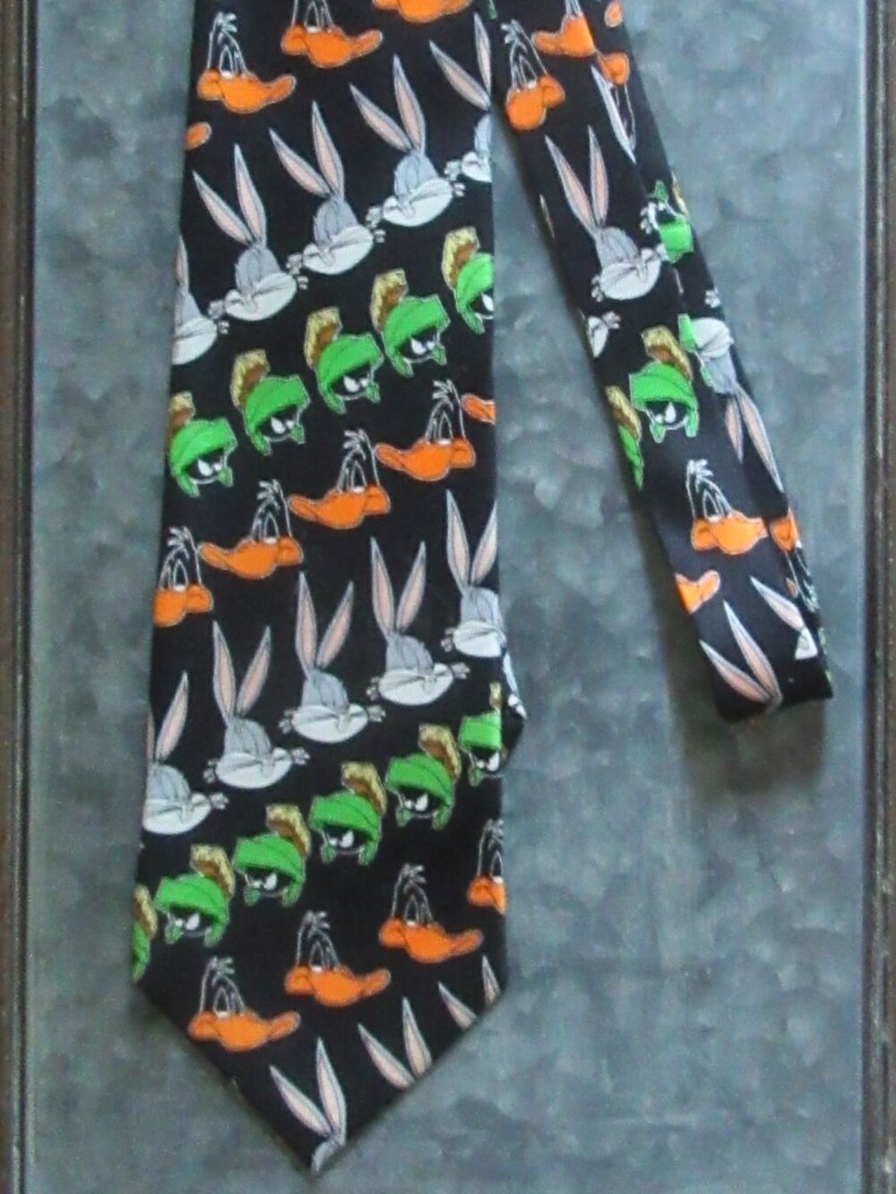 1993 Looney Tunes 100 % silk men's tie 60 in.